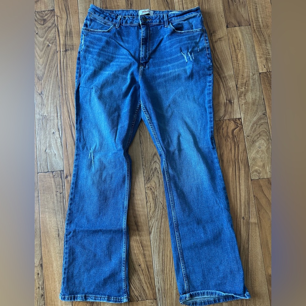 Women’s distressed Wrangler jeans 16x32